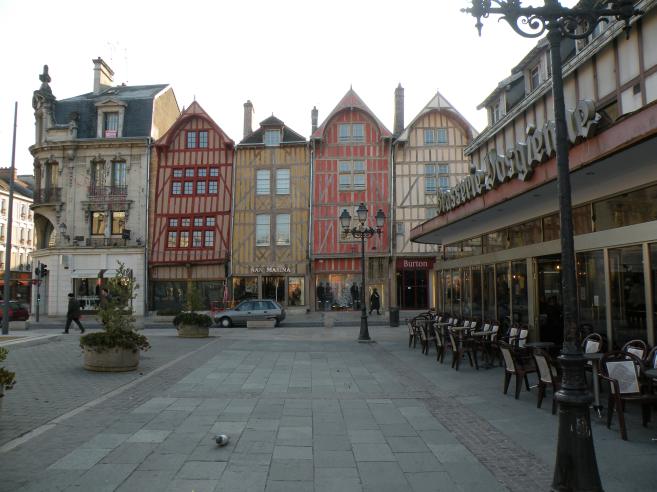  alignement de beaux immeubles, place Foch
